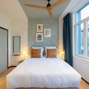 https://the-light-blue-parrot.hotelsantwerp.net